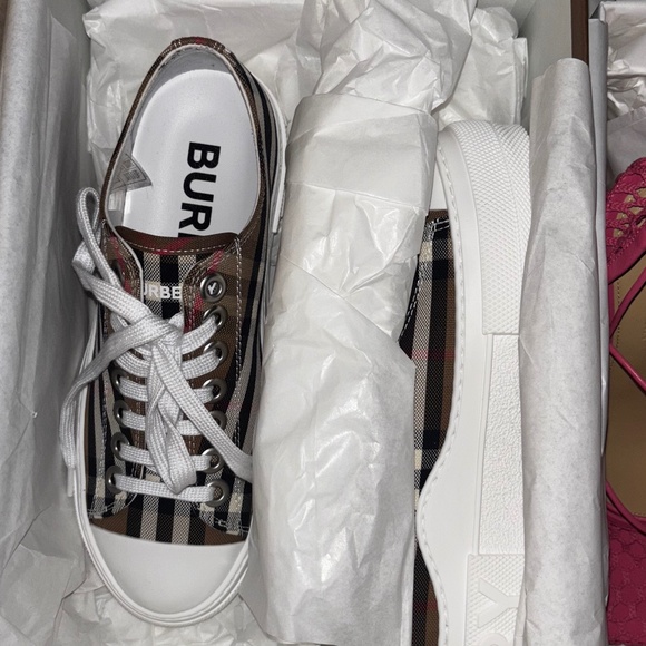 Burberry shoes - Picture 1 of 2